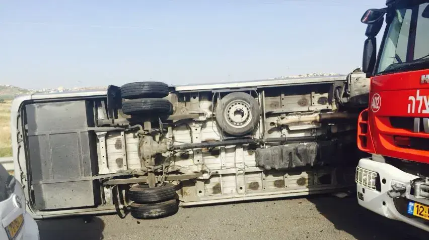 תאונת דרכים בסמוך לגבעת זאב רכב הסעות שהתהפך תאונת דרכים בסמוך לגבעת זאב רכב הסעות שהתהפך