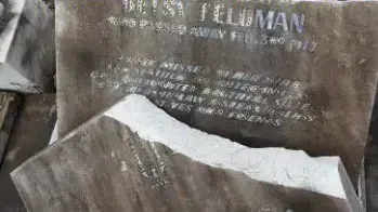 מצבות שניזוקו בבית קברות יהודי במנצ'סטר, 19 במאי 2016 מצבות שניזוקו בבית קברות יהודי במנצ'סטר, 19 במאי 2016