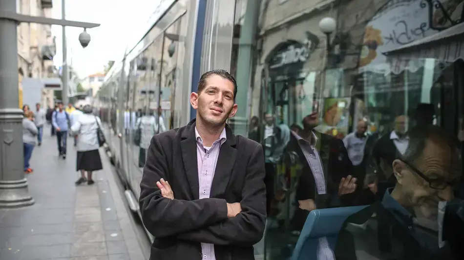 איאד איברהים, אזרח ערבי מאבו גוש שקיבל דו"ח ברכבת הקלה למרות שתיקף את כרטיסו כנדרש. ירושלים 24 במאי 2016 איאד איברהים, אזרח ערבי מאבו גוש שקיבל דו"ח ברכבת הקלה למרות שתיקף את כרטיסו כנדרש. ירושלים 24 במאי 2016