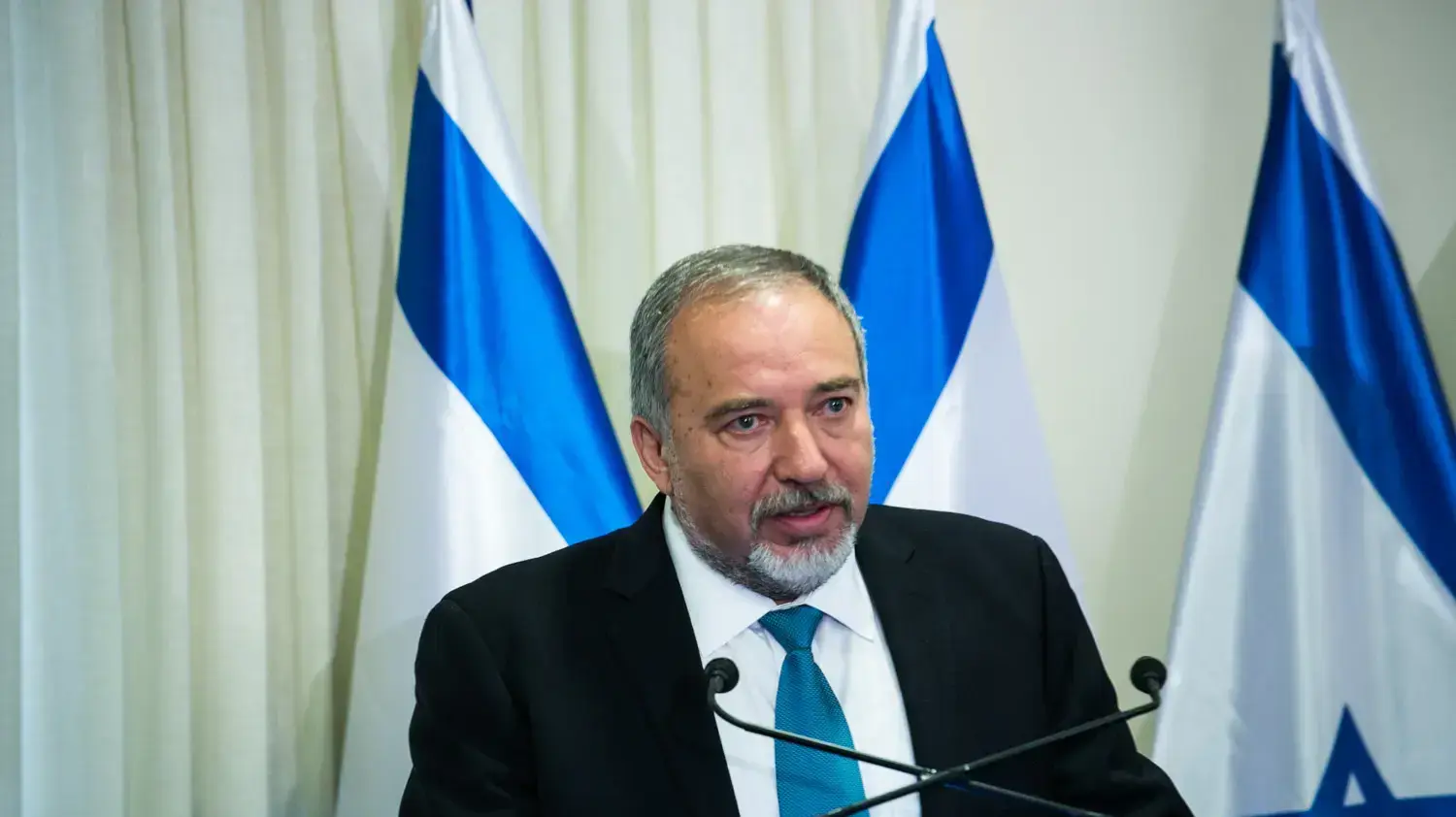 אביגדור ליברמן בחתימה על ההסכם הקואליציוני, מאי 2016 אביגדור ליברמן בחתימה על ההסכם הקואליציוני, מאי 2016