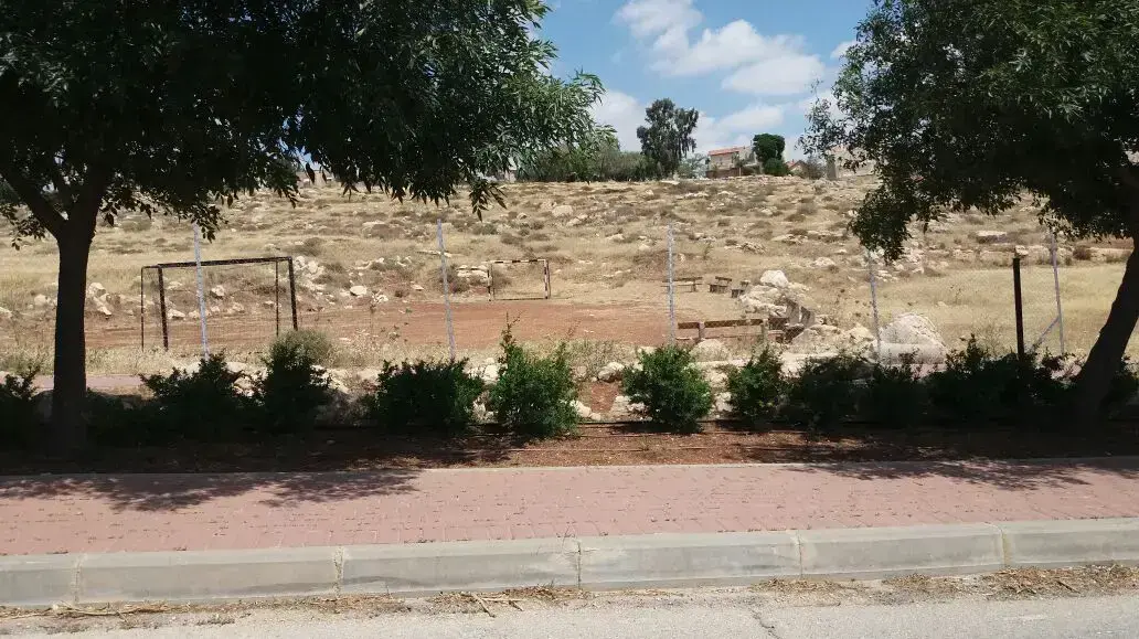מגרש כדורגל על אדמות כפר פלסטיני, התנחלות ענתות. מאי 2016 מגרש כדורגל על אדמות כפר פלסטיני, התנחלות ענתות. מאי 2016