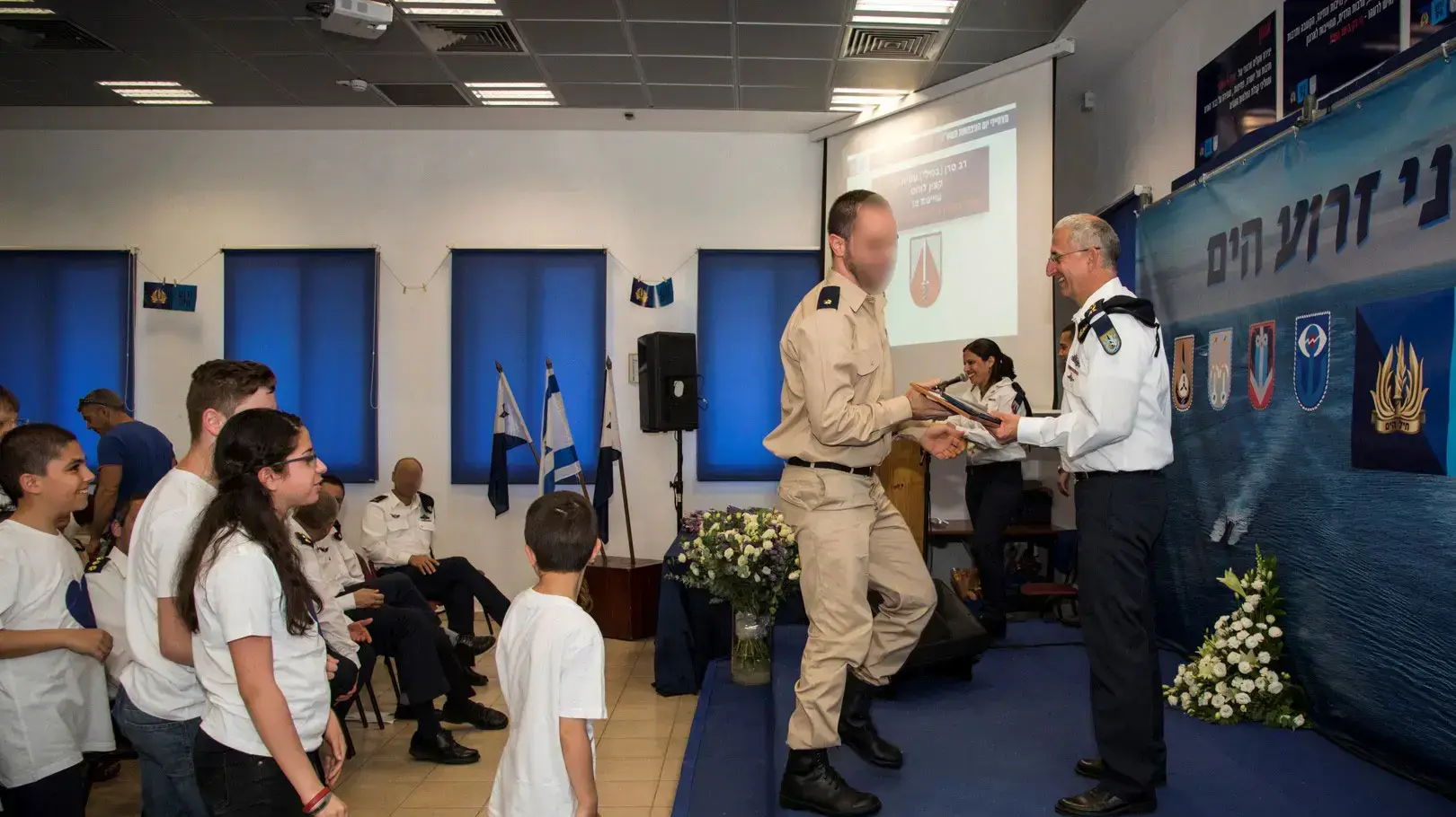 רס?ן במיל? עמית מטקס מצטיינים בחיל הים, עם מפקד זרוע הים אלוף רם רוטברג. בתמונה המשפחתית- הוריו ואחייניו.