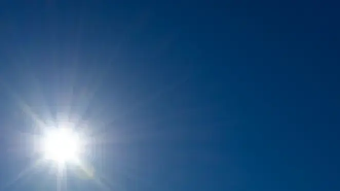 קרן שמש מעל שמשייה צהובה קרן שמש מעל שמשייה צהובה