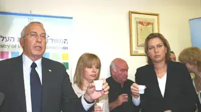 השרה ציפי לבני לקחה את התמונה והשר זאב בויים הביא אחת משלו השרה ציפי לבני לקחה את התמונה והשר זאב בויים הביא אחת משלו