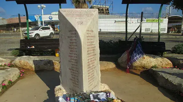 אנדרטה לזכר הרוגי הפיגוע בדולפינריום אנדרטה לזכר הרוגי הפיגוע בדולפינריום