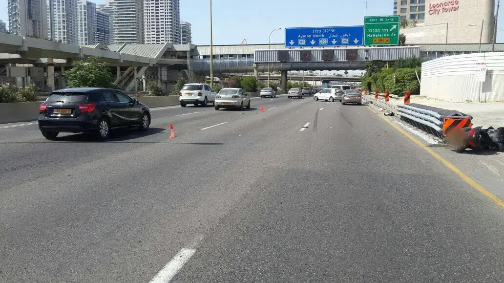 תאונת דרכים בין אופנוען לכלי רכב פרטי באיילון צפון מחלף קיבוץ גלויות 07 יוני 2016 תאונת דרכים בין אופנוען לכלי רכב פרטי באיילון צפון מחלף קיבוץ גלויות 07 יוני 2016