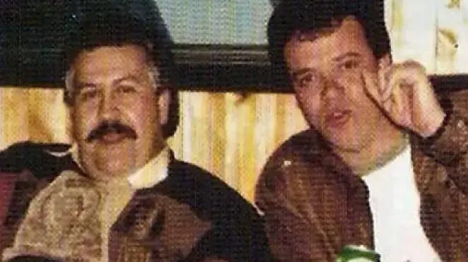 ברון הסמים הקולומביאני פבלו אסקובר (משמאל) לצד המתנקש הבכיר שלו ג'ון ג'אירו ולסקז ברון הסמים הקולומביאני פבלו אסקובר (משמאל) לצד המתנקש הבכיר שלו ג'ון ג'אירו ולסקז