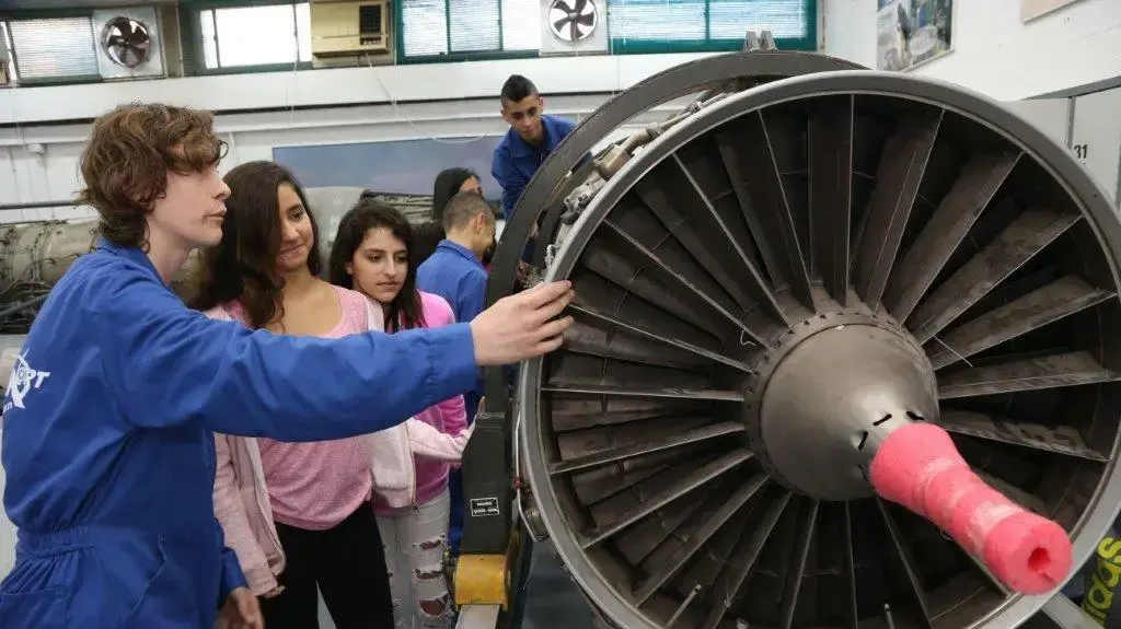 תלמידי מגמת מל"ט בבית הספר אורט התעשייה האווירית במהלך הלימודים. יוני 2016 תלמידי מגמת מל"ט בבית הספר אורט התעשייה האווירית במהלך הלימודים. יוני 2016