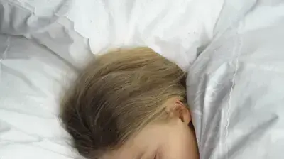 ילדה ישנה ילדה ישנה