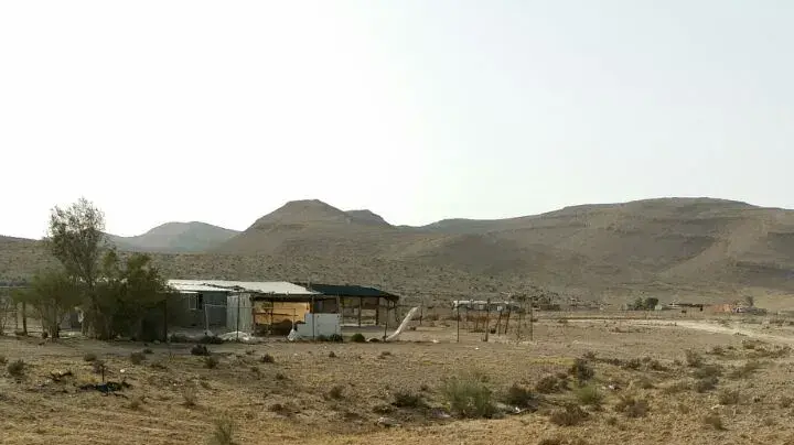 מיכלים שהוטלו ממטוס F-16 בכפר הבדואי עין בג'ר שבנגב. 13 ביוני 2016 מיכלים שהוטלו ממטוס F-16 בכפר הבדואי עין בג'ר שבנגב. 13 ביוני 2016
