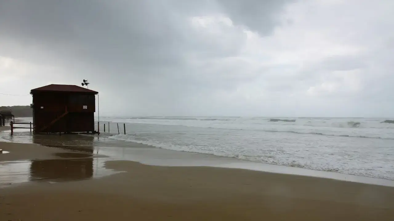 חוף הים בגבעת אולגה בחדרה חוף הים בגבעת אולגה בחדרה