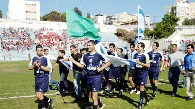 שחקני מכבי אחי נצרת חוגגים עליה ליגה ארצית לליגה לאומית