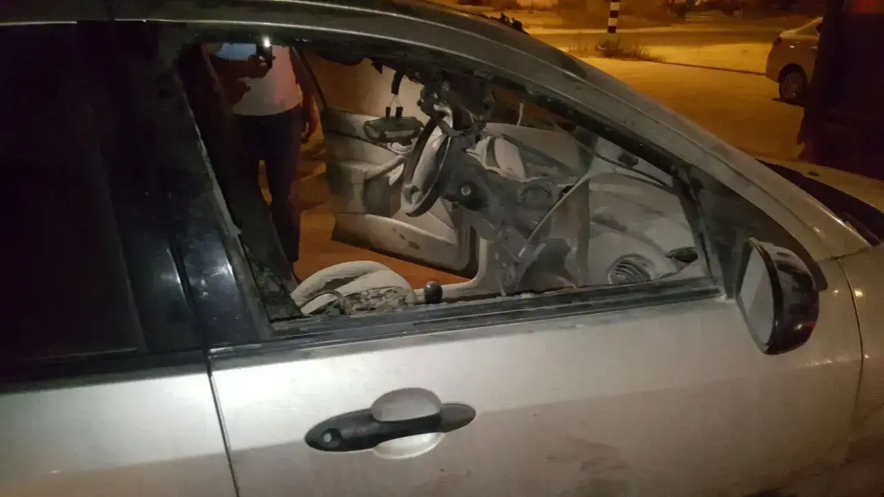 בקבוקי תבערה הושלכו על רכב של ישראלים שנכנסו לרמאללה 29.06.16 בקבוקי תבערה הושלכו על רכב של ישראלים שנכנסו לרמאללה 29.06.16