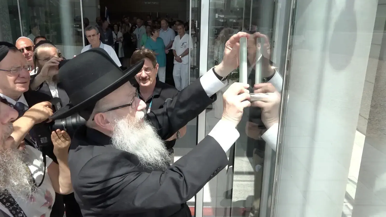 שר הבריאות יעקב ליצמן קובע את המזוזה בטקס חנוכת המרכז האונקולוגי החדש ע"ש פישמן בבי"ח רמב"ם, חיפה. שר הבריאות יעקב ליצמן קובע את המזוזה בטקס חנוכת המרכז האונקולוגי החדש ע"ש פישמן בבי"ח רמב"ם, חיפה.