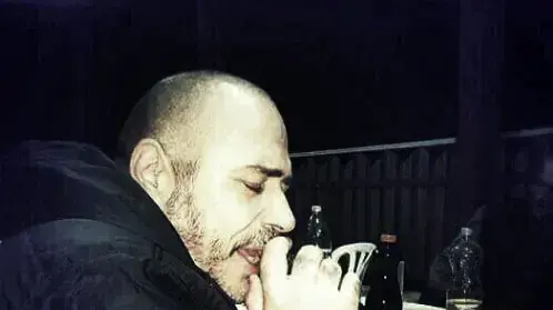 יובל פרי, זמר ים תיכוני שהורשע באיומים על אשתו. 3 ביולי 2016 יובל פרי, זמר ים תיכוני שהורשע באיומים על אשתו. 3 ביולי 2016