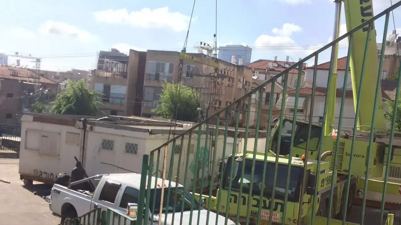 קרוואנים שהוצבו בבית ספר ממלכתי-דתי "נעם מוהליבר" שבבני ברק המיועדים לשמש גנים לילדי חרדים, יולי 2016 קרוואנים שהוצבו בבית ספר ממלכתי-דתי "נעם מוהליבר" שבבני ברק המיועדים לשמש גנים לילדי חרדים, יולי 2016