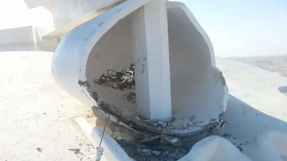 מעשה ונדליזם ביצירתו של יגאל תומרקין, מצפה מואב, ערד. יולי 2016