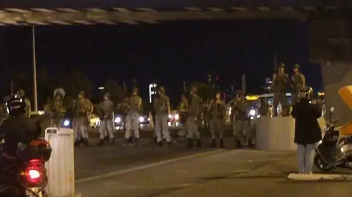 כוחות צבאיים בגשר בואזיצ'י איסטנבול טורקיה 15 יולי 2016 כוחות צבאיים בגשר בואזיצ'י איסטנבול טורקיה 15 יולי 2016