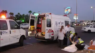 תאונת דרכים בפתח תקווה (מדור צילום זקא) תאונת דרכים בפתח תקווה (מדור צילום זקא)