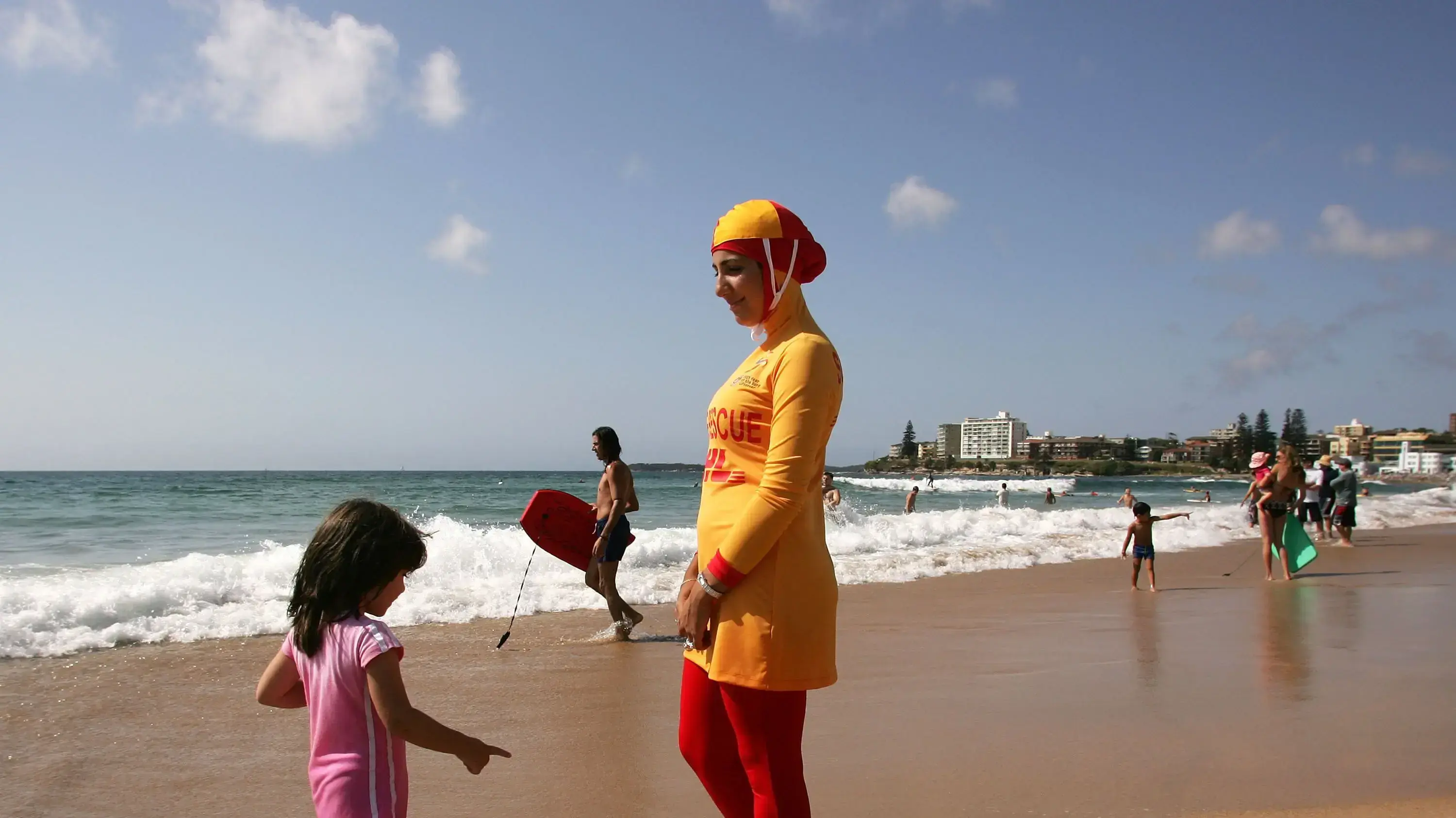 אישה מוסלמית עם בורקיני בחוף בסידני, אוסטרליה, 2007 אישה מוסלמית עם בורקיני בחוף בסידני, אוסטרליה, 2007