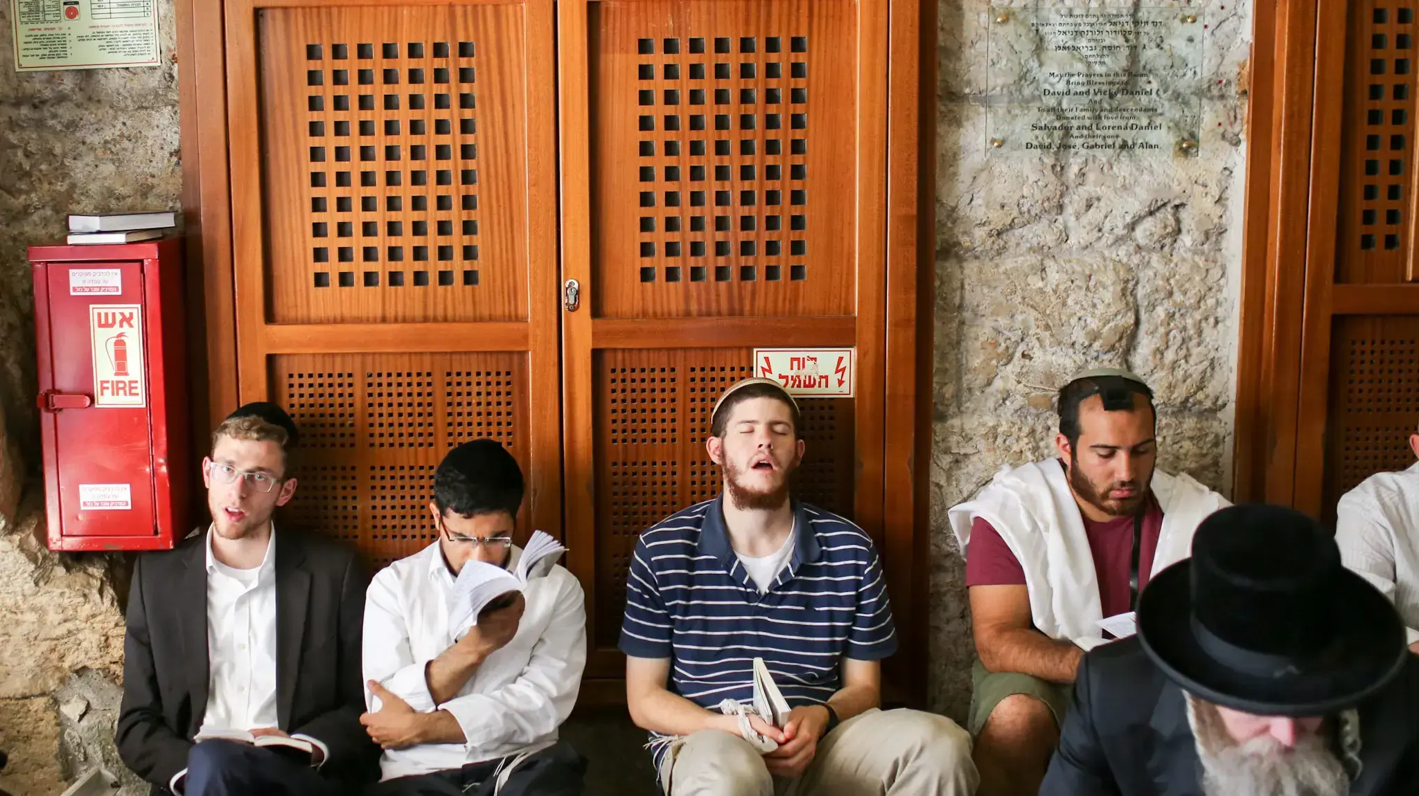 יום של תענית. מתפללים בט' באב יום של תענית. מתפללים בט' באב