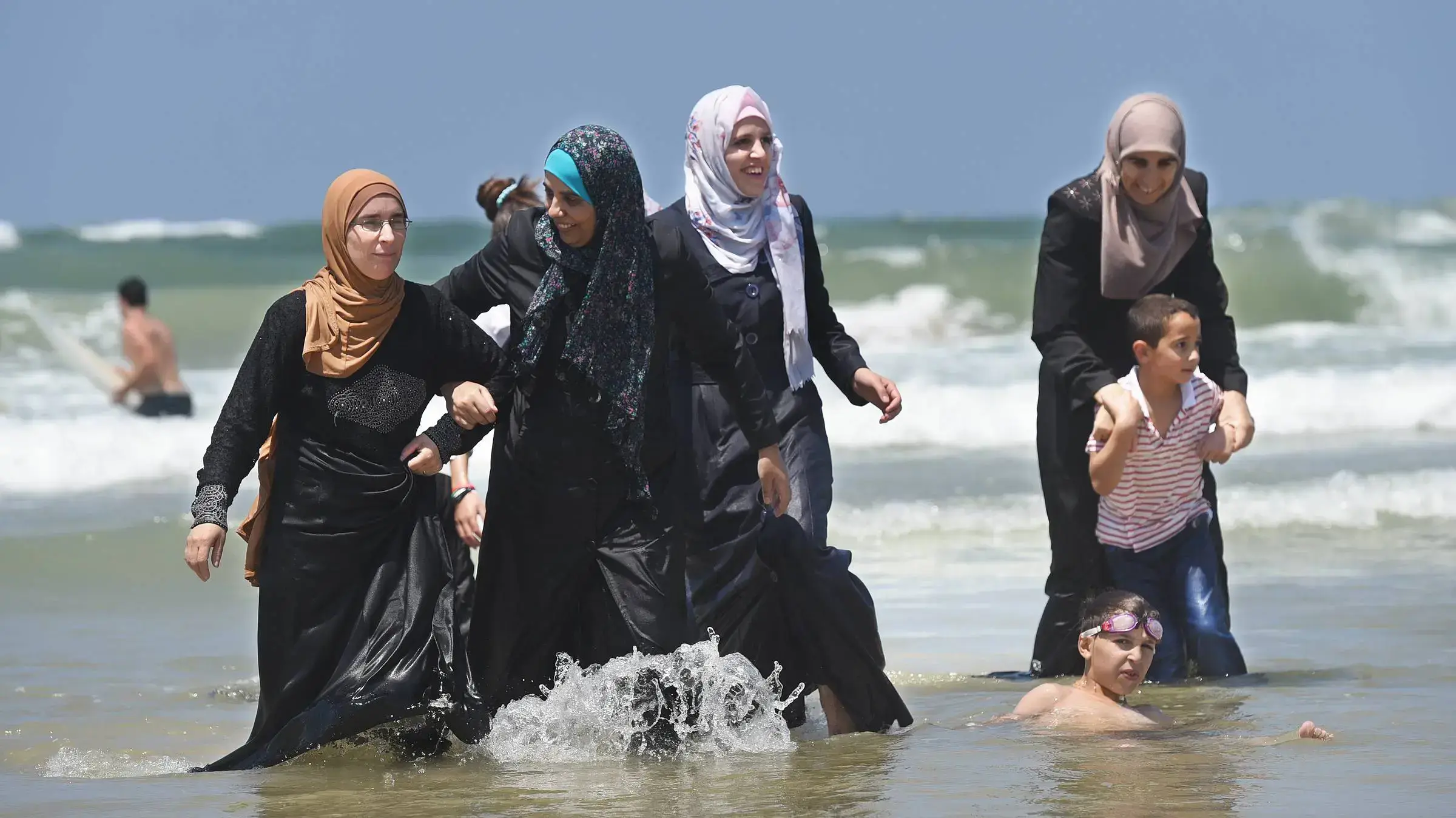נופשים מחברון  בחוף הים בהרצליה