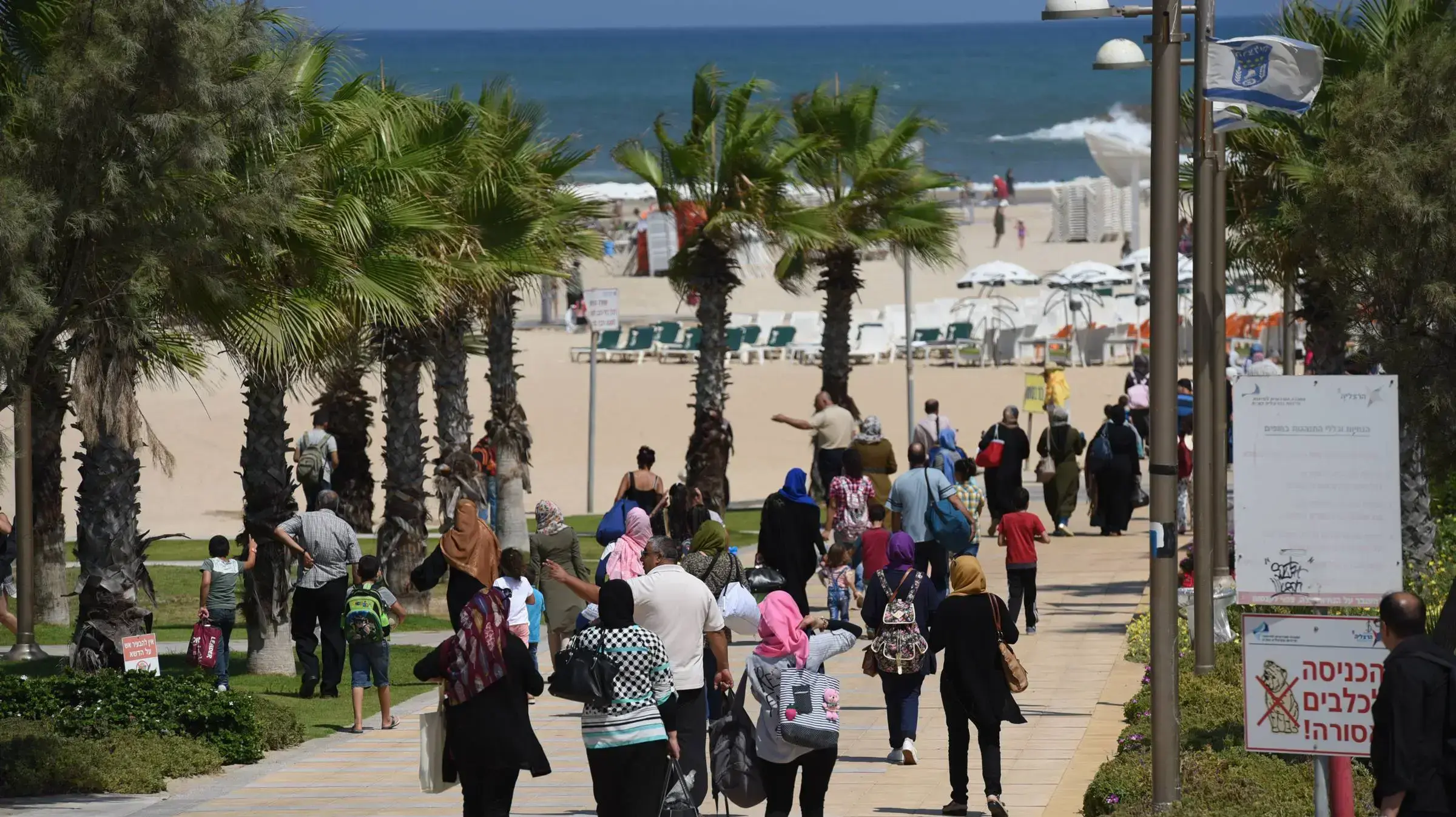 נופשים מחברון בחוף הים בהרצליה נופשים מחברון בחוף הים בהרצליה