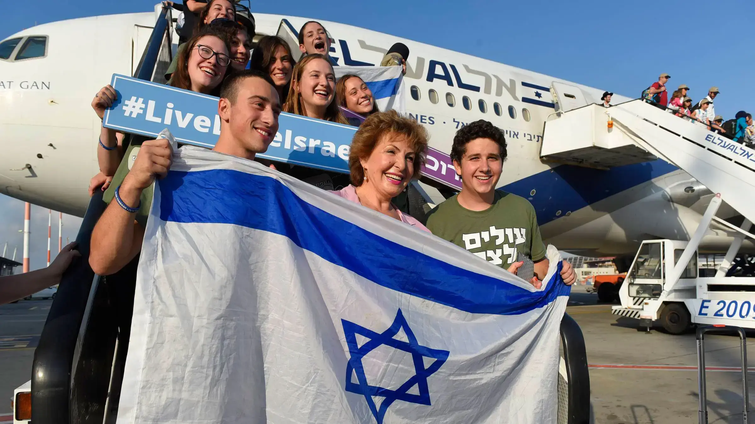 עולים מצפון אמריקה מגיעים לישראל קבלת פנים בנתב"ג עולים מצפון אמריקה מגיעים לישראל קבלת פנים בנתב"ג