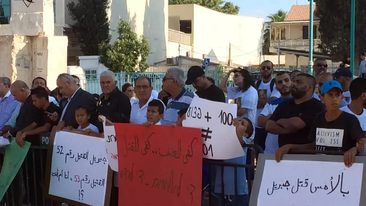 הפגנת משפחת ג'רושי נגד השוטר שירה בבן משפחה, מול בניין העירייה, רמלה. 17 באוגוסט 2016 הפגנת משפחת ג'רושי נגד השוטר שירה בבן משפחה, מול בניין העירייה, רמלה. 17 באוגוסט 2016