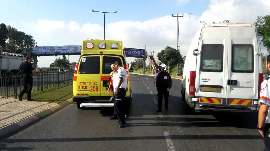 הולך רגל בן 50 נהרג מפגיעת כלי רכב בשדרות בן צבי בנתניה 19.8.16 הולך רגל בן 50 נהרג מפגיעת כלי רכב בשדרות בן צבי בנתניה 19.8.16