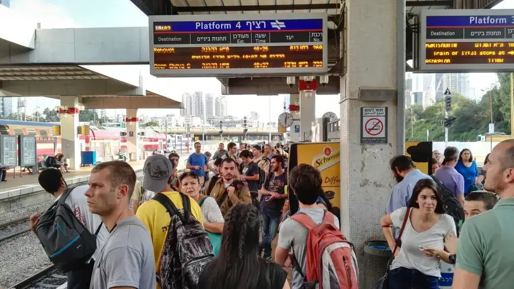 שיבושים בתנועת הרכבות בעקבות שריפת קרון רכבת בחדרה, תחנת רכבת תל אביב מרכז. אוגוסט 2016 שיבושים בתנועת הרכבות בעקבות שריפת קרון רכבת בחדרה, תחנת רכבת תל אביב מרכז. אוגוסט 2016