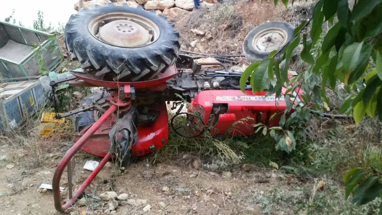 התהפכות טרקטור סמוך למסעדה ליד מג'דל שמס. אוגוסט 2016 התהפכות טרקטור סמוך למסעדה ליד מג'דל שמס. אוגוסט 2016