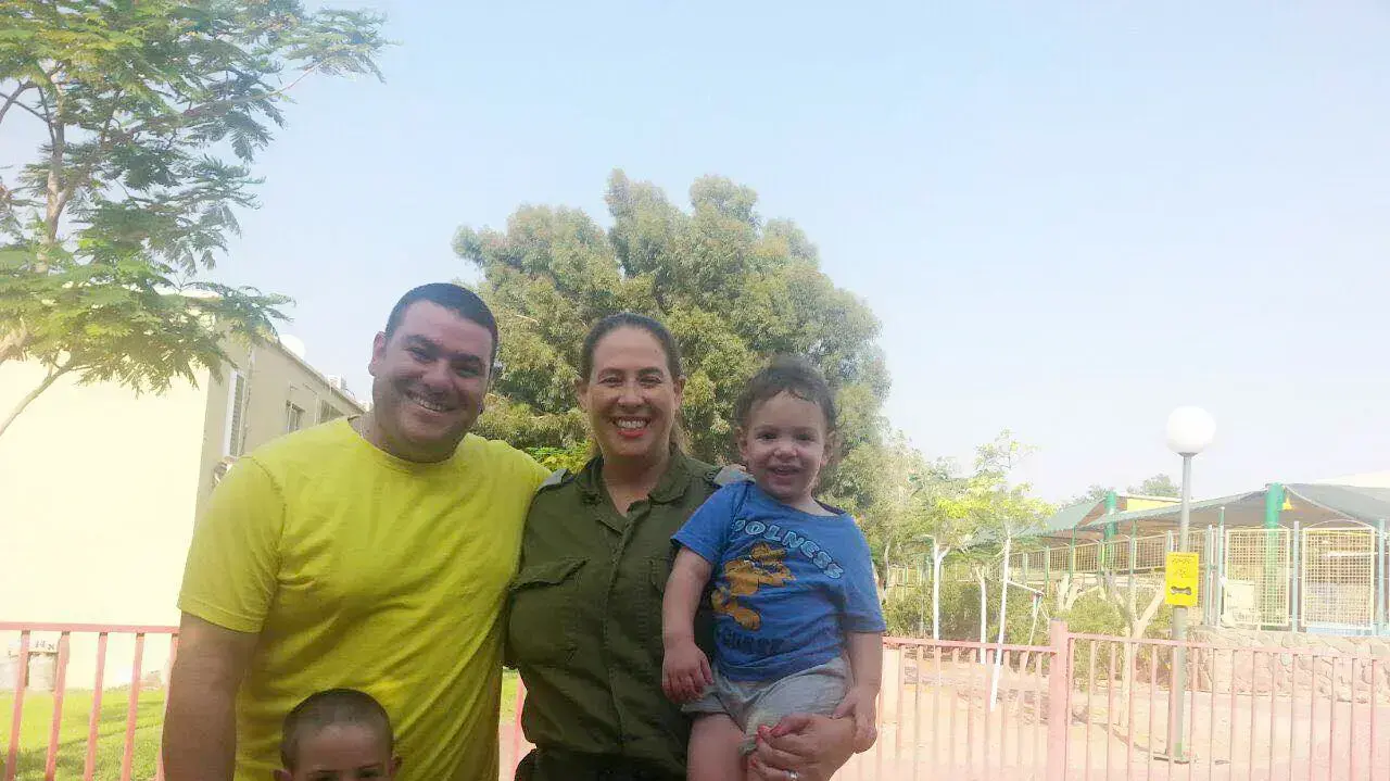 רס?ן איילת גל, קצינה באוגדה 80.. הילדים בני חמש ושנה וחצי, פותחים את השנה הראשונה שלהם בגנים באילת.