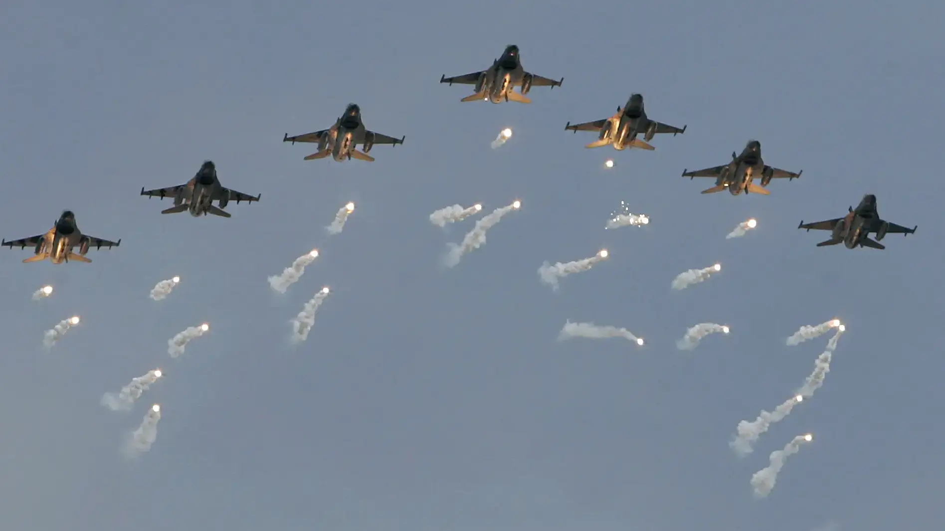 מטוסי אף-16 יורים נורים בטיוואן, מאי 2007 מטוסי אף-16 יורים נורים בטיוואן, מאי 2007