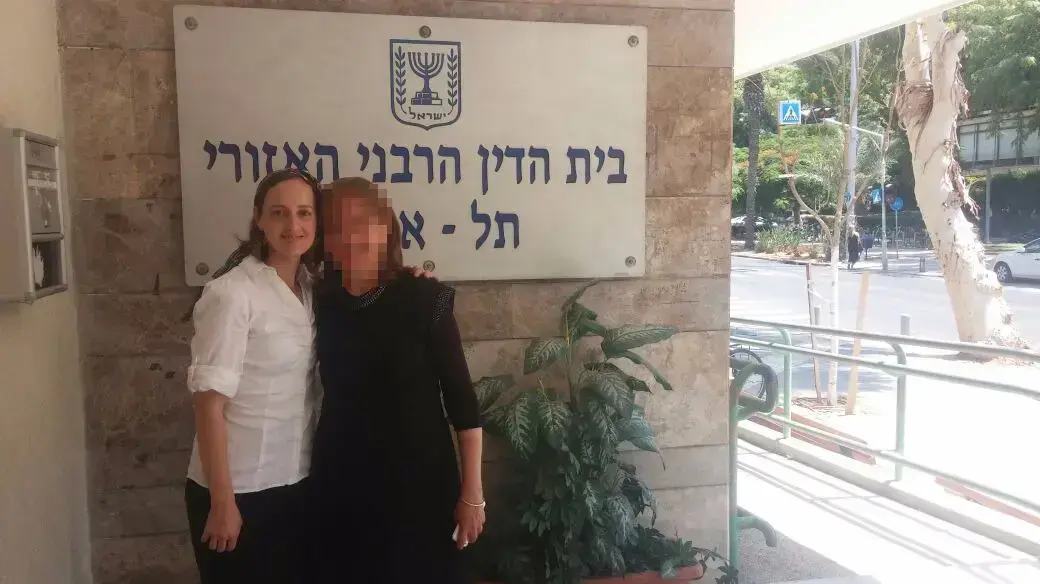 עו"ד תמר אורדברג מארגון "יד לאישה" עם ג' שזכתה לגט לאחר 12 שנה 1 בספטמבר 2016 עו"ד תמר אורדברג מארגון "יד לאישה" עם ג' שזכתה לגט לאחר 12 שנה 1 בספטמבר 2016