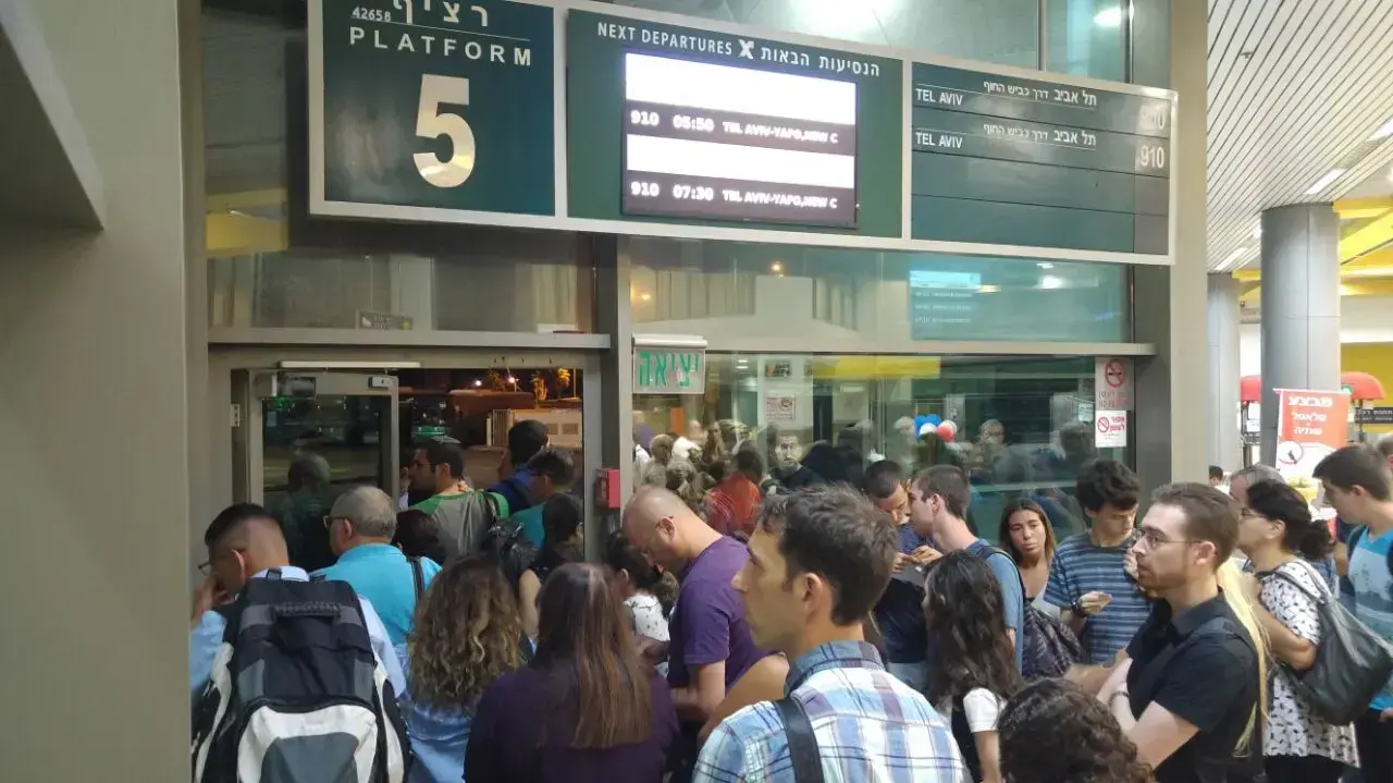 נוסעים ממתינים לאוטובוסים בתחנת חוף הכרמל בחיפה בשל השיבושים ברכבת 4 בספטמבר 2016 נוסעים ממתינים לאוטובוסים בתחנת חוף הכרמל בחיפה בשל השיבושים ברכבת 4 בספטמבר 2016