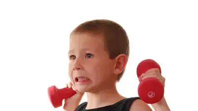 ילד מרים משקולות ילד מרים משקולות