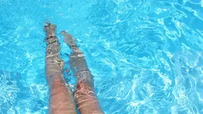 אישה בביקיני בבריכת שחייה אישה בביקיני בבריכת שחייה