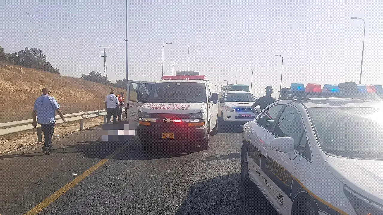 תאונה שבה נהרג הולך רגל בן 45 מפגיעת משאית בצומת גורל שבכביש 40 בדרום. 21 בספטמבר 2016 תאונה שבה נהרג הולך רגל בן 45 מפגיעת משאית בצומת גורל שבכביש 40 בדרום. 21 בספטמבר 2016