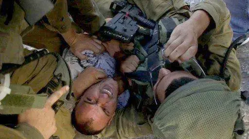 חיילים מכים פלשתיני בחברון