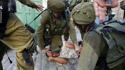 חיילים מכים פלשתיני בחברון חיילים מכים פלשתיני בחברון