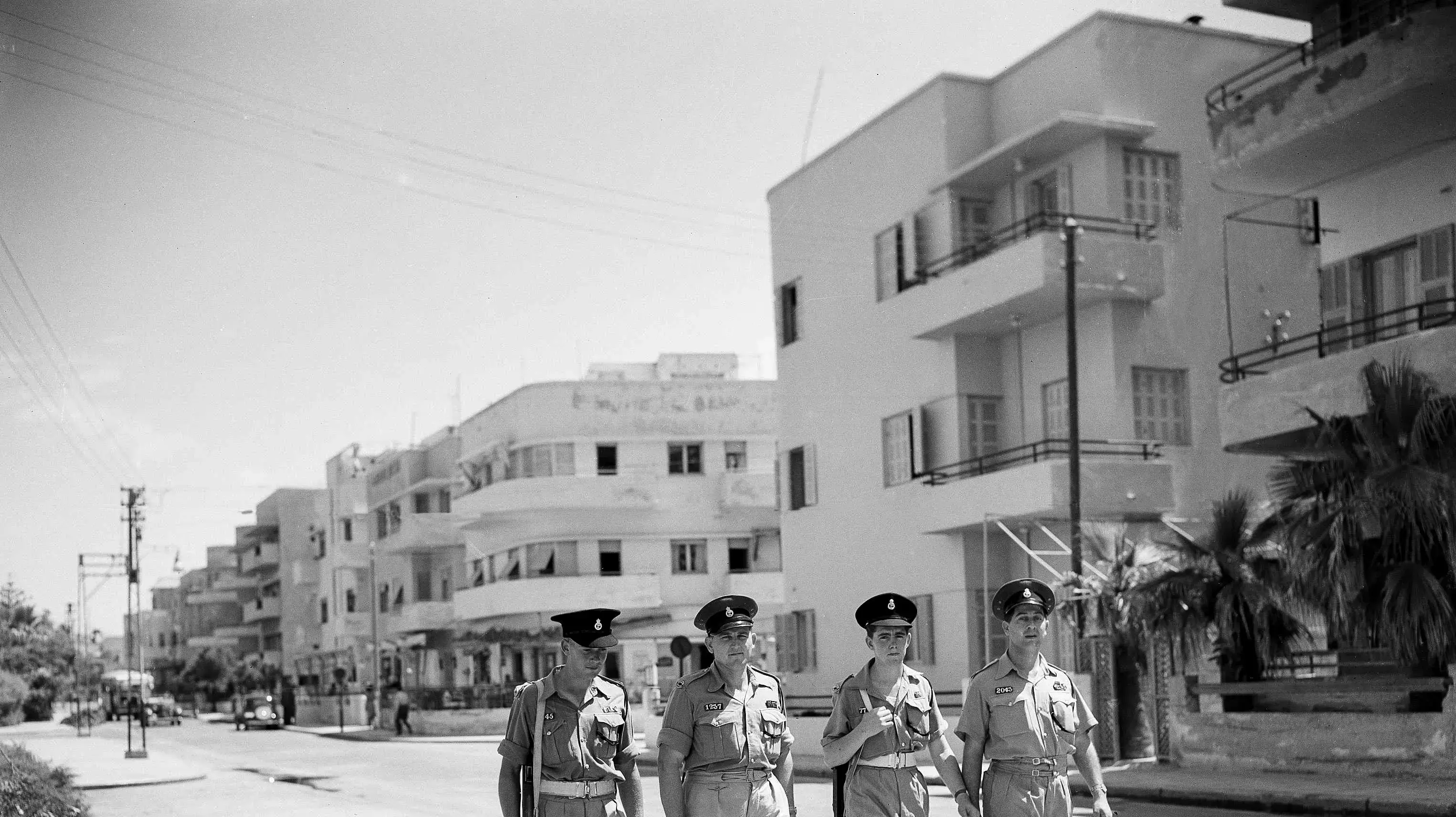 שוטרים בריטים בתל אביב, מאי 1947 שוטרים בריטים בתל אביב, מאי 1947