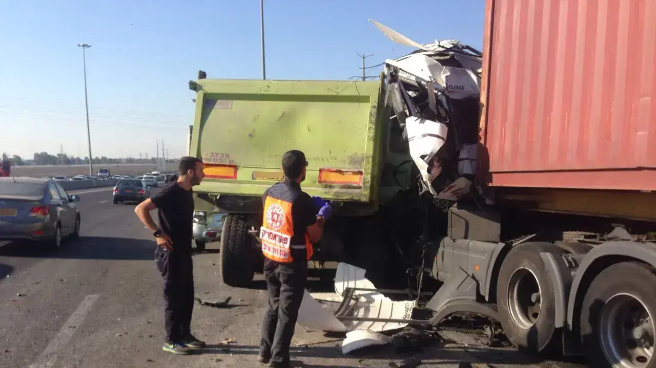 תאונה בין שתי משאיות בכביש 4 לכיוון דרום סמוך לכניסה הצפונית לאשדוד. 29 בספטמבר 2016 תאונה בין שתי משאיות בכביש 4 לכיוון דרום סמוך לכניסה הצפונית לאשדוד. 29 בספטמבר 2016