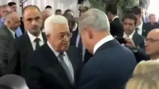 יו"ר הרשות הפלסטינית אבו מאזן וראש הממשלה בנימין נתניהו לוחצים ידיים בהלוויה של שמעון פרס, ספטמבר 2016 יו"ר הרשות הפלסטינית אבו מאזן וראש הממשלה בנימין נתניהו לוחצים ידיים בהלוויה של שמעון פרס, ספטמבר 2016