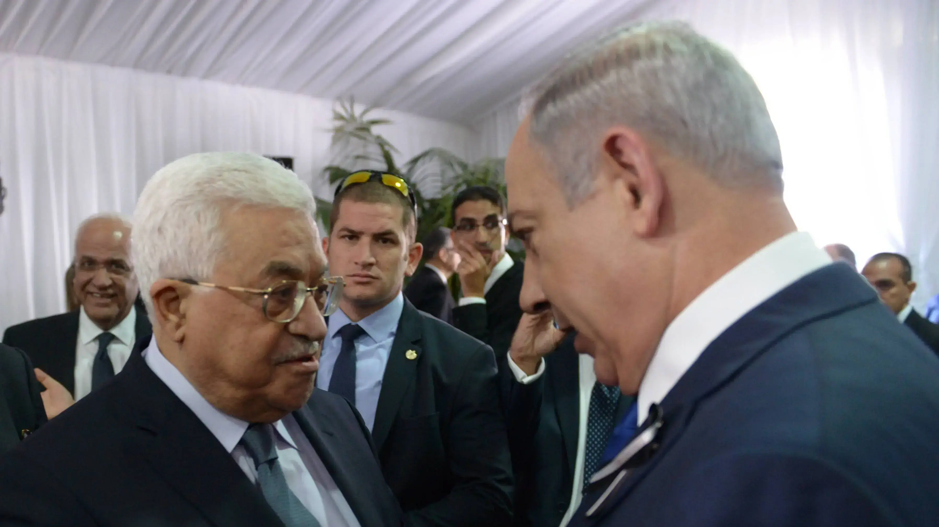 ראש הממשלה בנימין נתניהו ואבו מאזן בהלוויתו של הנשיא שמעון פרס, הר הרצל, ירושלים. ספטמבר 2016 ראש הממשלה בנימין נתניהו ואבו מאזן בהלוויתו של הנשיא שמעון פרס, הר הרצל, ירושלים. ספטמבר 2016