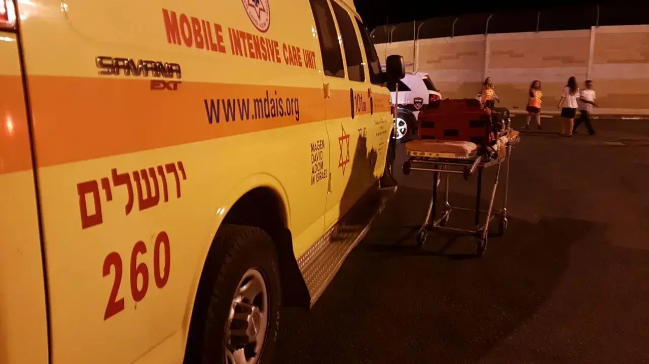 צעיר בן 20 נפצע בינוני בפיגוע דקירה במחסום קלנדיה ליד ירושלים, 30 בספטמבר 2016 צעיר בן 20 נפצע בינוני בפיגוע דקירה במחסום קלנדיה ליד ירושלים, 30 בספטמבר 2016