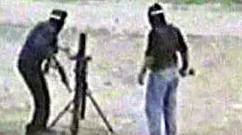 אנשי חמאס זורקים פצצות מרגמה (צילום מהטלוויזיה הקטרית)