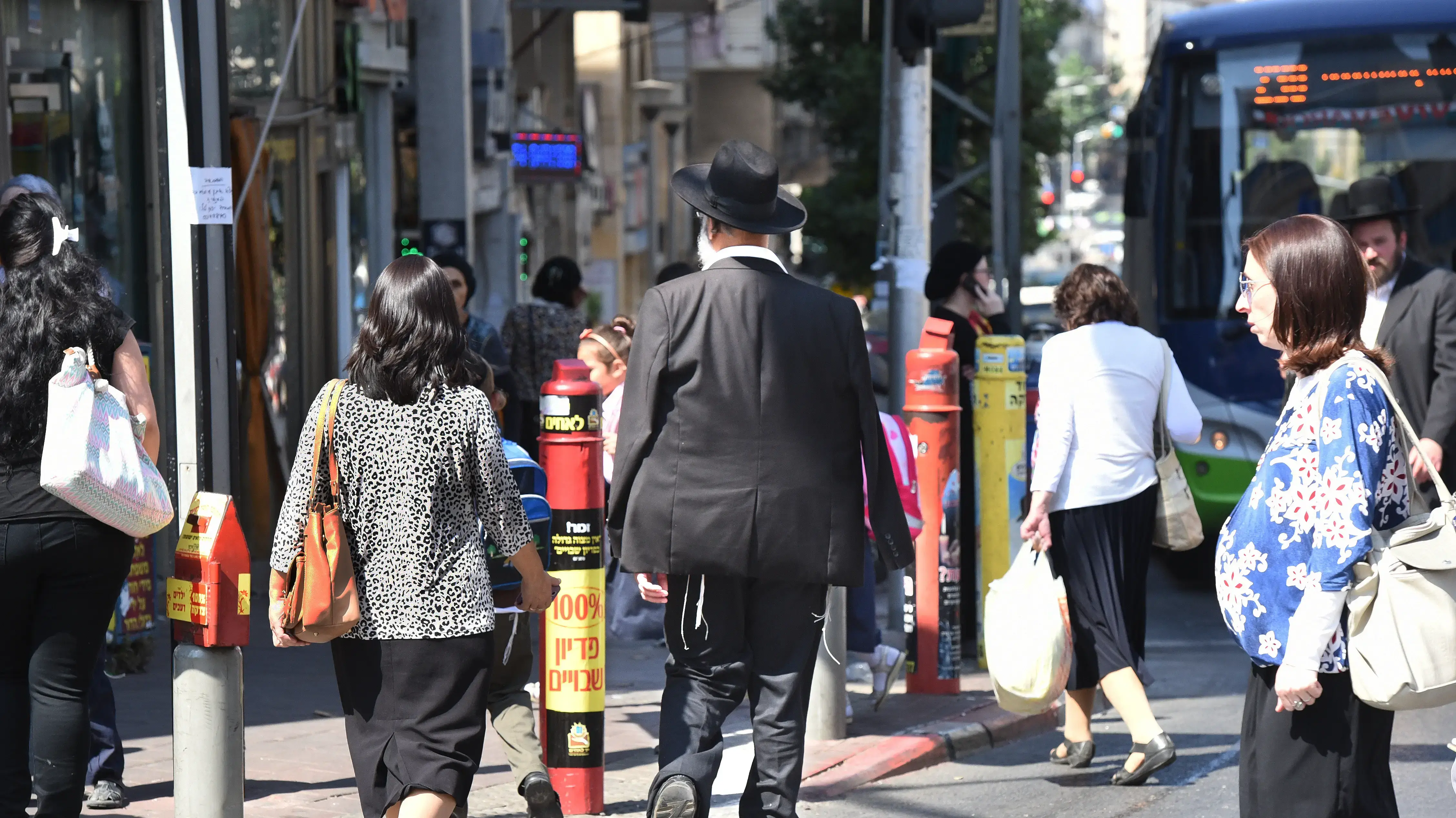 זוגות דתיים וחרדים ברחוב בני ברק, אוקטובר 2016 זוגות דתיים וחרדים ברחוב בני ברק, אוקטובר 2016