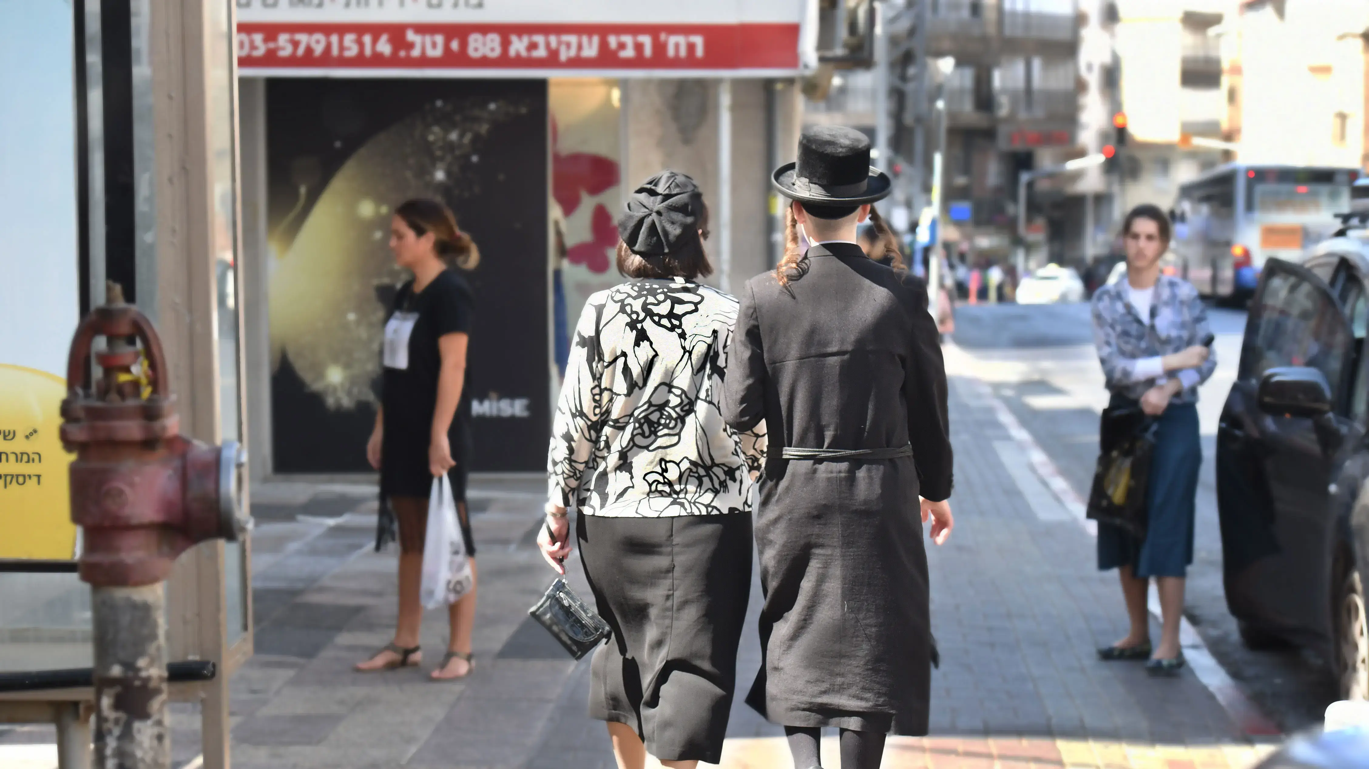 זוג חרדי בבני ברק, ספטמבר 2016 זוג חרדי בבני ברק, ספטמבר 2016