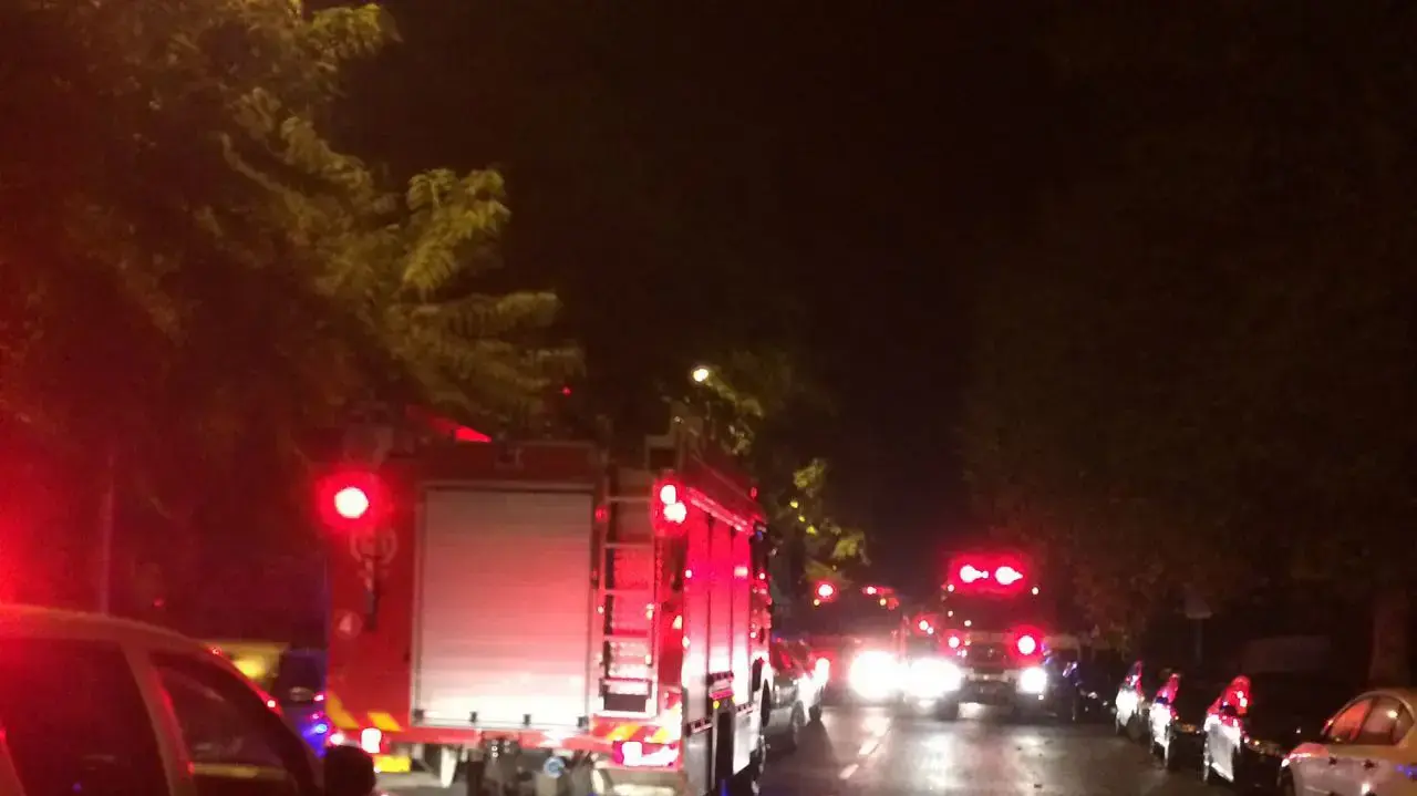 צוותי כיבוי פועלים בשריפה בשכונת גילה בירושלים, 11 באוקטובר 2016 צוותי כיבוי פועלים בשריפה בשכונת גילה בירושלים, 11 באוקטובר 2016